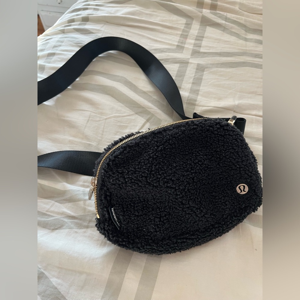 lululemon athletica BRAND NEW Black Fleece Fanny Pack Adjustable/Crossbody Bag